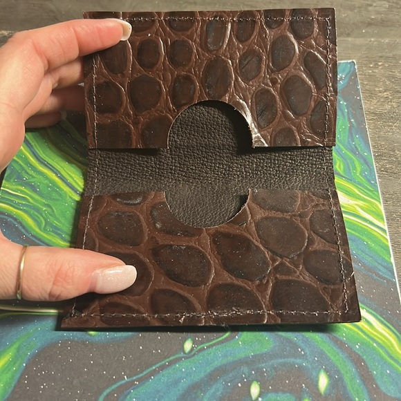 Marvin Sin - Brown Leather Card Holder with Embossed Design - Picture 3 of 3
